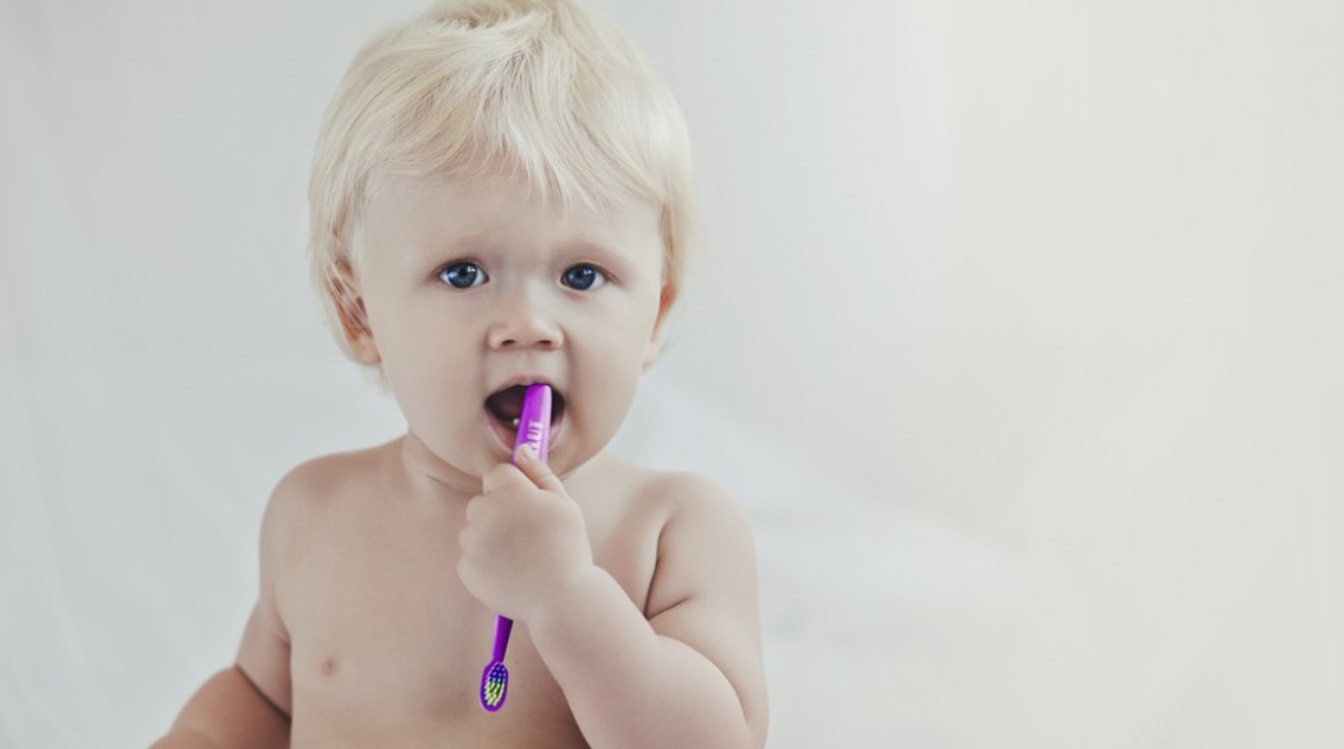 Когда начинать чистить зубы ребёнку?